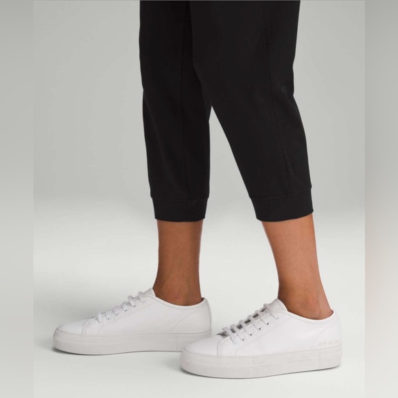 LULULEMON | ✨NEW✨ Soft Jersey Classic-Fit Mid-Rise Cropped Jogger in Black - Picture 5 of 8